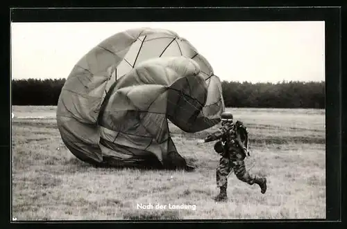AK Fallschirmjäger der Bundeswehr nach der Landung beim Umlaufen des Fallschirmes