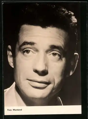 AK Schauspieler Yves Montand mit sympathischem Blick