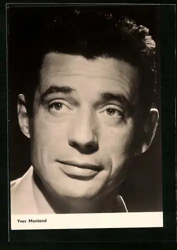 AK Schauspieler Yves Montand mit freundlichem Blick