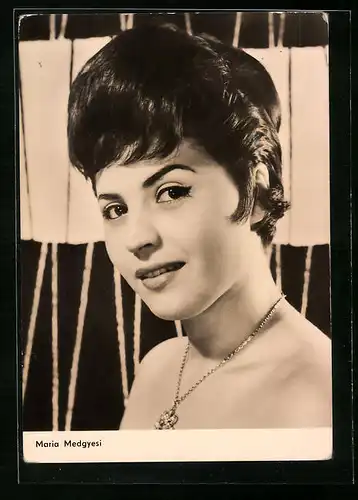 AK Schauspielerin Maria Medgyesi mit bezauberndem Lächeln