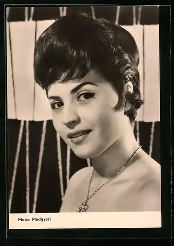 AK Schauspielerin Maria Medgyesi mit bezauberndem Lächeln