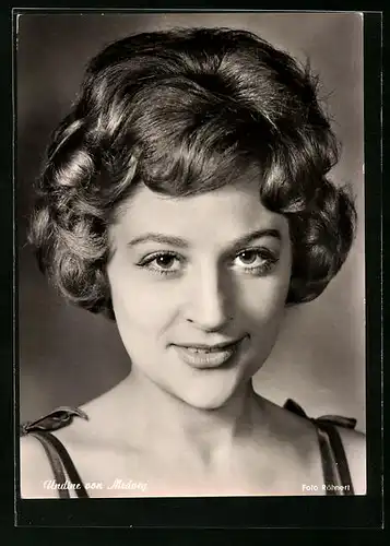 AK Schauspielerin Nadine von Medvey mit niedlichem Lächeln