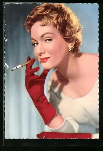 AK Schauspielerin Ruth Leuwerik mit Zigarette