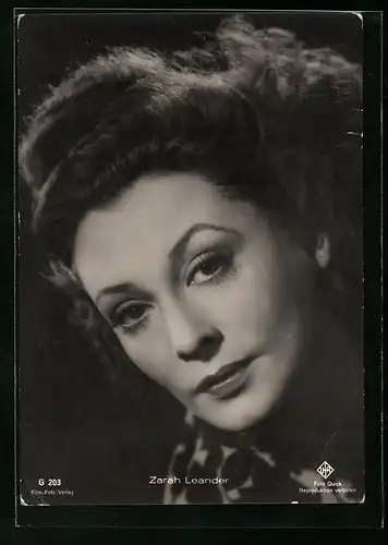 AK Schauspielerin Zarah Leander mit dunklen Haaren