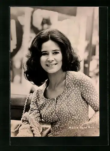 AK Schauspielerin Marie José Nat mit lächelndem Gesicht