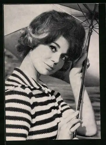 AK Schauspielerin Georgia Moll mit einem Schirm