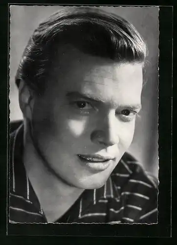 AK Schauspieler Karlheinz Böhm im Halbprofil