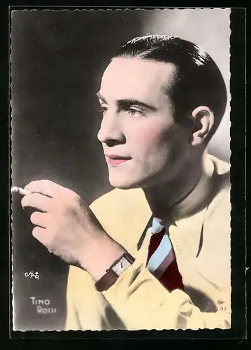 AK Schauspieler Tino Rossi raucht eine Zigarette