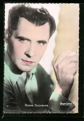 AK Schauspieler Roger Duchesne raucht eine Zigarette
