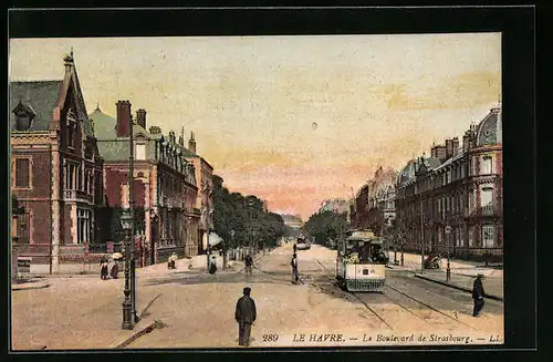 AK Le Havre, Le Boulevard de Strasbourg, Strassenbahn im Abendlicht