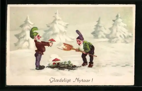 AK Zwerge finden Fliegenpilz im Schnee