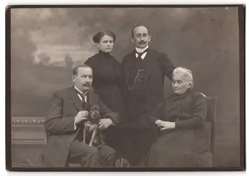 Fotografie Bruno Mattner, Wilsdruff, Meissner-Str. 43, Portrait zwei Pärchen im Atelier mit kleinem Hund auf dem Schoss