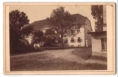 Fotografie unbekannter Fotograf, Ansicht Wiesen / Böhmen, Blick auf das Schulgebäude