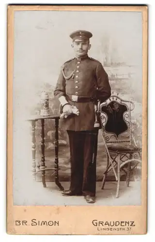 Fotografie Br. Simon, Graudenz, Lindenstr. 37, Uffz. in Uniform mit Reservistenkrug Rgt. 175 auf dem Tisch