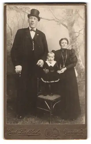 Fotografie Carl Lindblad, Oskarshamn, Portrait Riese Karl Gustaf Edman mit Frau und Kind, grösster Mann Schwedens