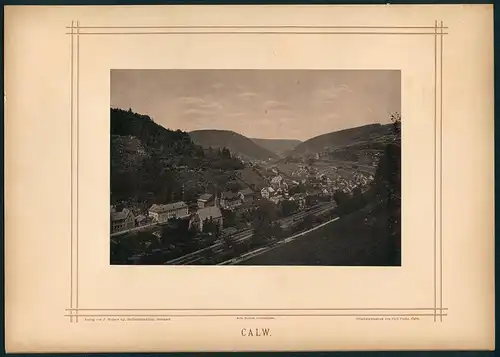 Fotografie Carl Fuchs, Calw, Ansicht Calw, Panorama der Ortschaft mit Eisenbahntrasse