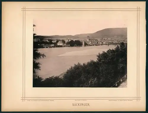 Fotografie Robert Spreng, Säckingen, Ansicht Säckingen, Panorama mit Kirche und Wehrturm vom anderen Flussufer gesehen
