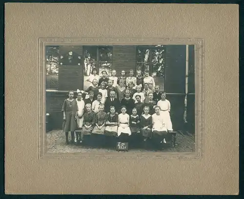 Fotografie Lyzeum - Mädchenschule, Schulklasse mit Schulmädchen und Lehrer vor Schulhaus sitzend