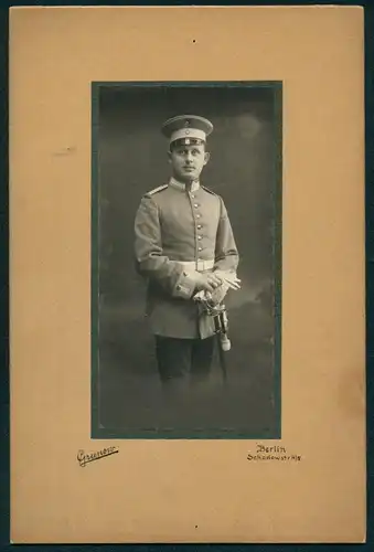 Fotografie Grunow, Berlin, Schadowstr. 4-5, Garde-Train Uffz. Einjährig Freiwilliger in Uniform mit Säbel & Schlagband