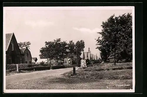 AK Opperdoes, Ortspartie mit Spaziergängern und Wohnhäusern