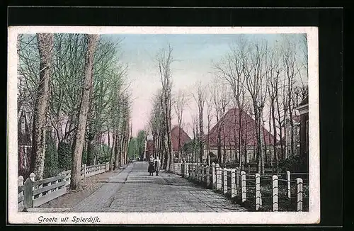 AK Spierdijk, Ortspartie mit Spaziergängern