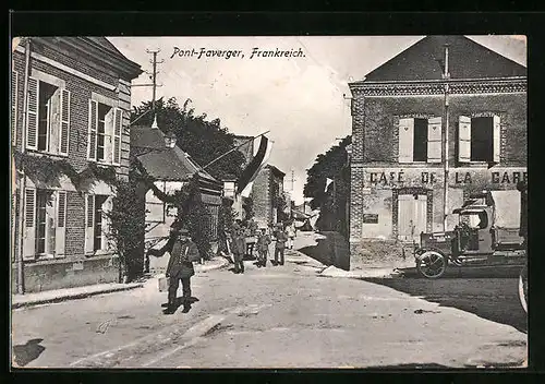 AK Pont-Faverger, geschmückte Strasse mit Soldaten