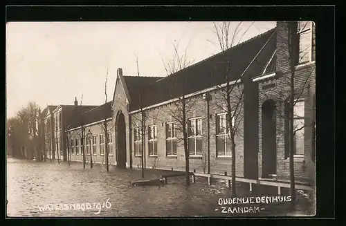 Foto-AK Zaandam, Oudenliedenhuis, Hochwasser 1916