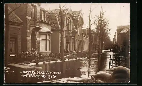 Foto-AK Zaandam, Hochwasser in einer Strassenpartie 1916