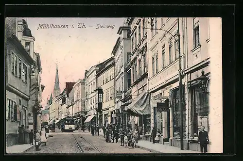 AK Mühlhausen i. Th., Strasse Steinweg mit Geschäften und Strassenbahn