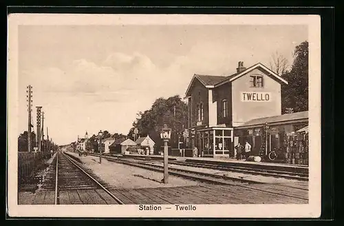 AK Twello, Station, Bahnhof mit Beamten
