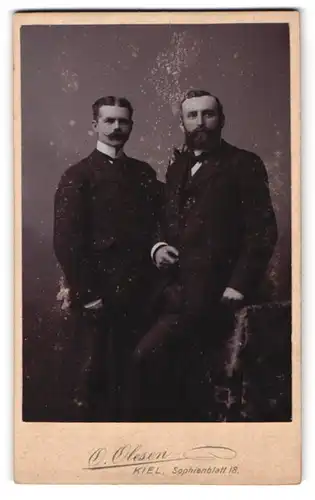 Fotografie O. Olesen, Kiel, Sophienblatt 18, Zwei Herren in eleganter Kleidung