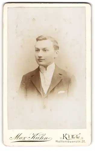 Fotografie Max Kühn, Kiel, Holtenauerstr. 31, Junger Herr im Anzug mit Krawatte