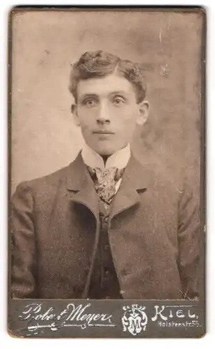 Fotografie Robert Meyer, Kiel, Holstenstr. 55, Junger Herr im Anzug mit Krawatte