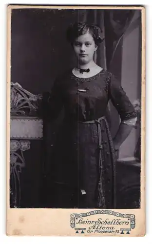 Fotografie Heinr. Schellhorn, Hamburg-Altona, Gr. Roosenstr. 73, Junge Dame im Kleid