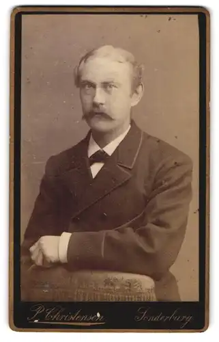 Fotografie P. Christensen, Sonderburg, Grosse Str. 31, Elegant gekleideter Herr mit Schnauzbart