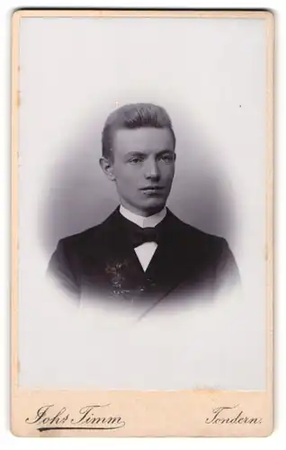 Fotografie Johs. Timm, Tondern, Oster-Str., Junger Herr im Anzug mit Fliege