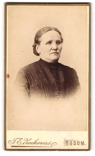 Fotografie T. E. Zacharias, Husum, Neustadt 172, Ältere Dame mit Kragenbrosche