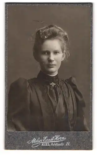 Fotografie Ernst Horn, Kiel, Holstenstr. 21, Junge Dame im Kleid mit Kragenbrosche