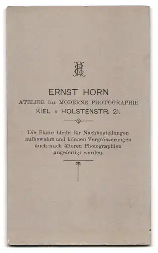 Fotografie Ernst Horn, Kiel, Holstenstr. 21, Junge Dame im Kleid mit Kragenbrosche