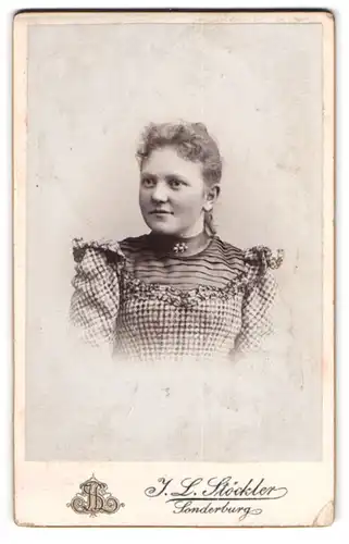 Fotografie J. L. Stöckler, Sonderburg, Gr. Rathausstr. 6, Junge Dame im karierten Kleid mit Kragenbrosche