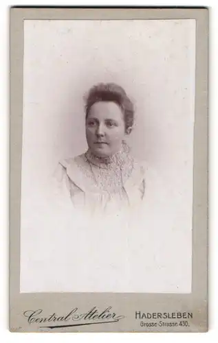 Fotografie Fr. Martensen, Hadersleben, Grosse-Str. 430, Junge Dame in hübscher Kleidung