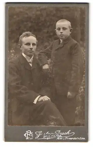 Fotografie Gustav Rasch, Schleswig, Allee u. Bismarckstr. Ecke, Zwei junge Männer in eleganten Anzügen