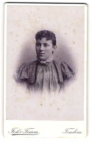Fotografie Johs. Timm, Tondern, Oster-Str., Junge Dame mit zurückgebundenem Haar