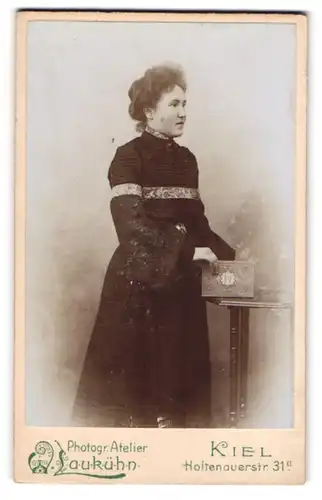 Fotografie W. Laukühn, Kiel, Holtenauerstr. 31, Modisch gekleidete Dame mit einem Buch