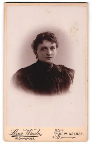 Fotografie Louis Wrede, Ludwigslust, Schweriner-Str. 26 & 28, Junge Dame im Kleid mit Kragenbrosche