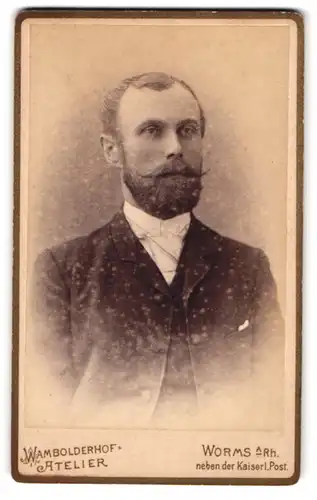 Fotografie F. Winguth, Worms a. Rhein, Kämmererstr. 48, Elegant gekleideter Herr mit Vollbart