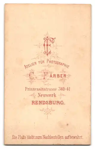 Fotografie C. Färber, Rendsburg, Prinzessinstrasse 340-41, Junges Mädchen im edlen Kleid mit Brosche