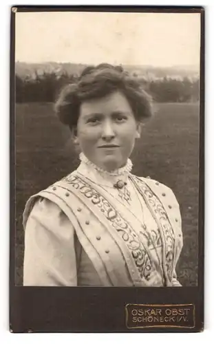 Fotografie Oskar Obst, Schöneck i. V., Junge Dame im weissen Kleid in der Natur