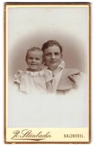 Fotografie R. Steinbacher, Salzwedel, Neuperverstrasse 38, Elisabeth Harnisch mit Tochter Ilse
