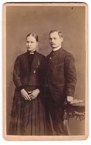 Fotografie F. Bröcking, Apenrade, Bürgerliches Paar in Sonntagskleidung